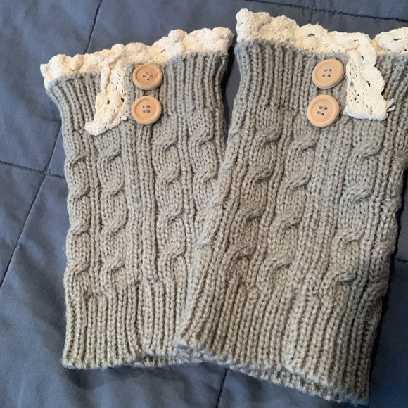 NWT red leg warmers + 2 pairs boot covers - Picture 5 of 6